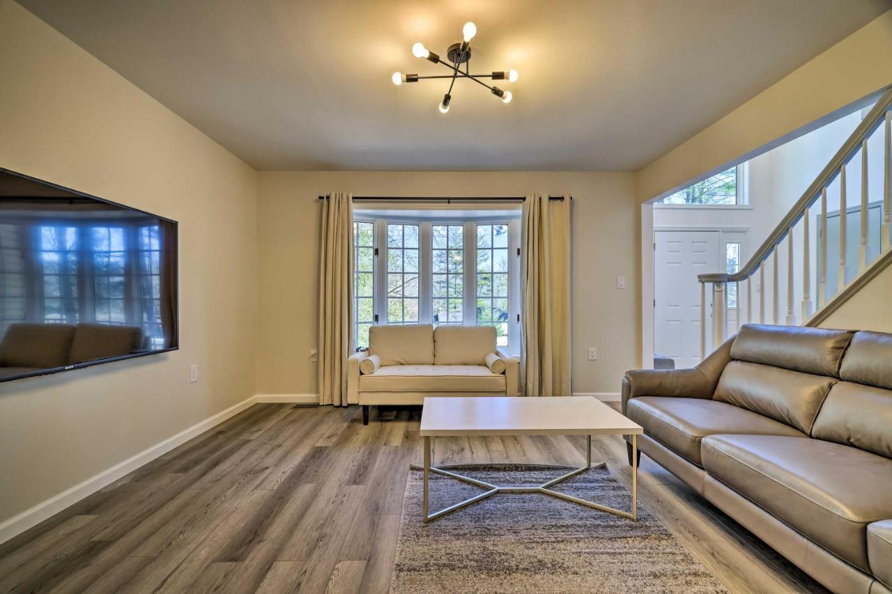 Pocono Vacation With Movie And Hot Tub! Holiday home East Stroudsburg