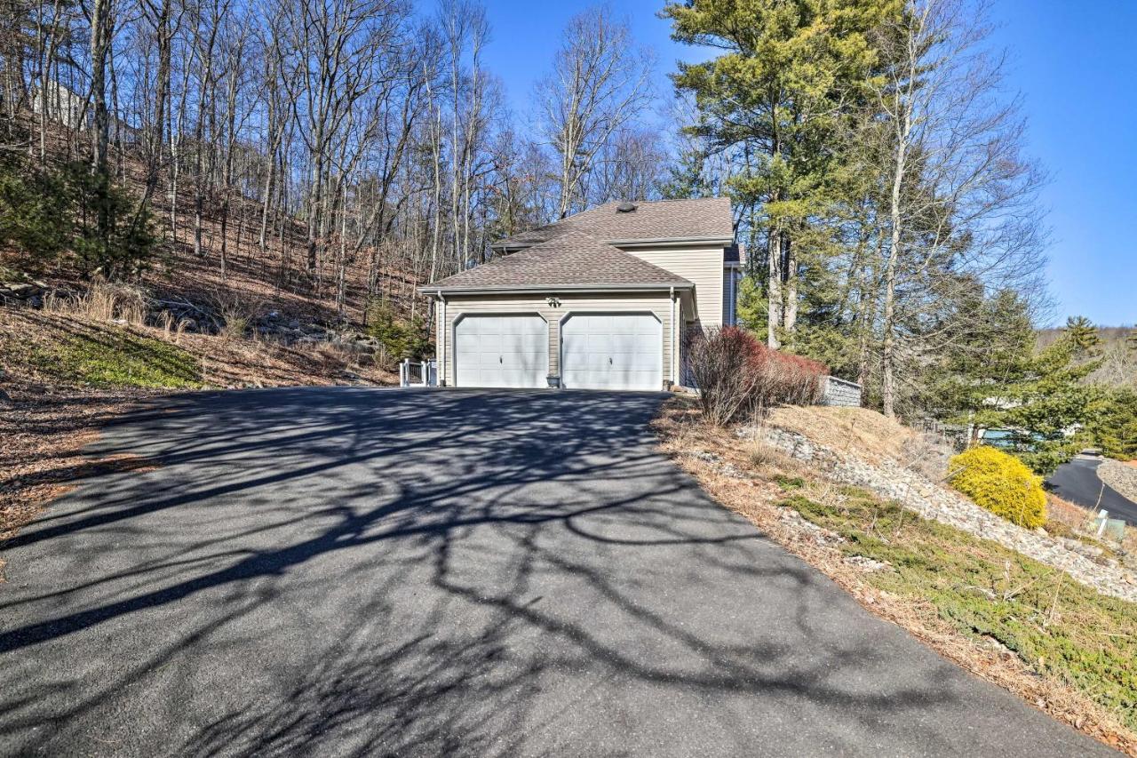 Pocono Vacation With Movie And Hot Tub! Holiday home East Stroudsburg