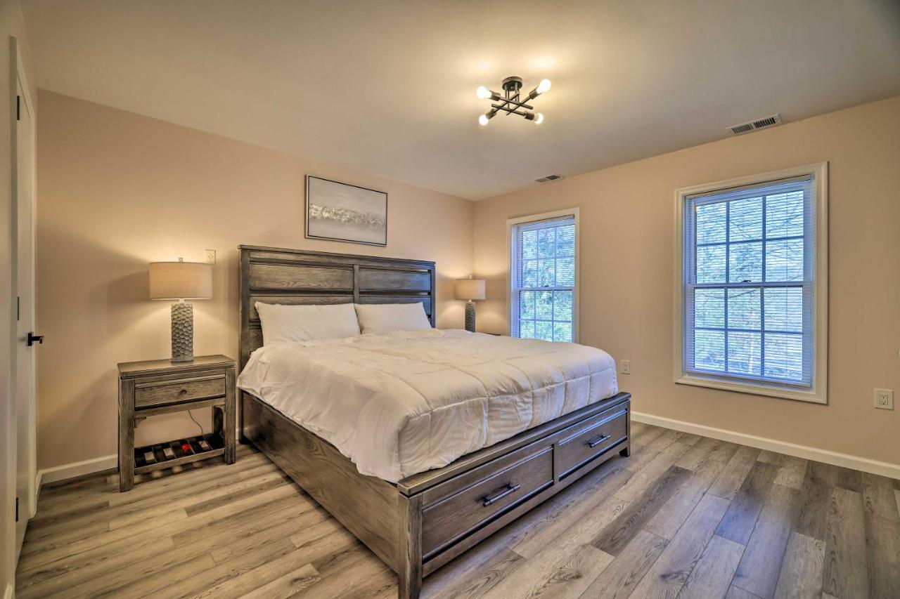 Pocono Vacation With Movie And Hot Tub! Holiday home East Stroudsburg