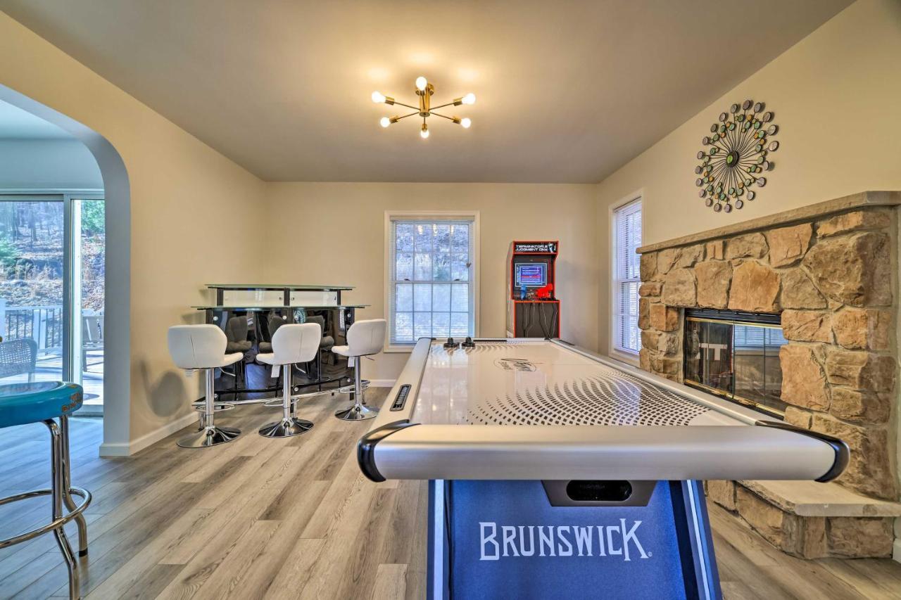 Holiday home Pocono Vacation With Movie And Hot Tub!