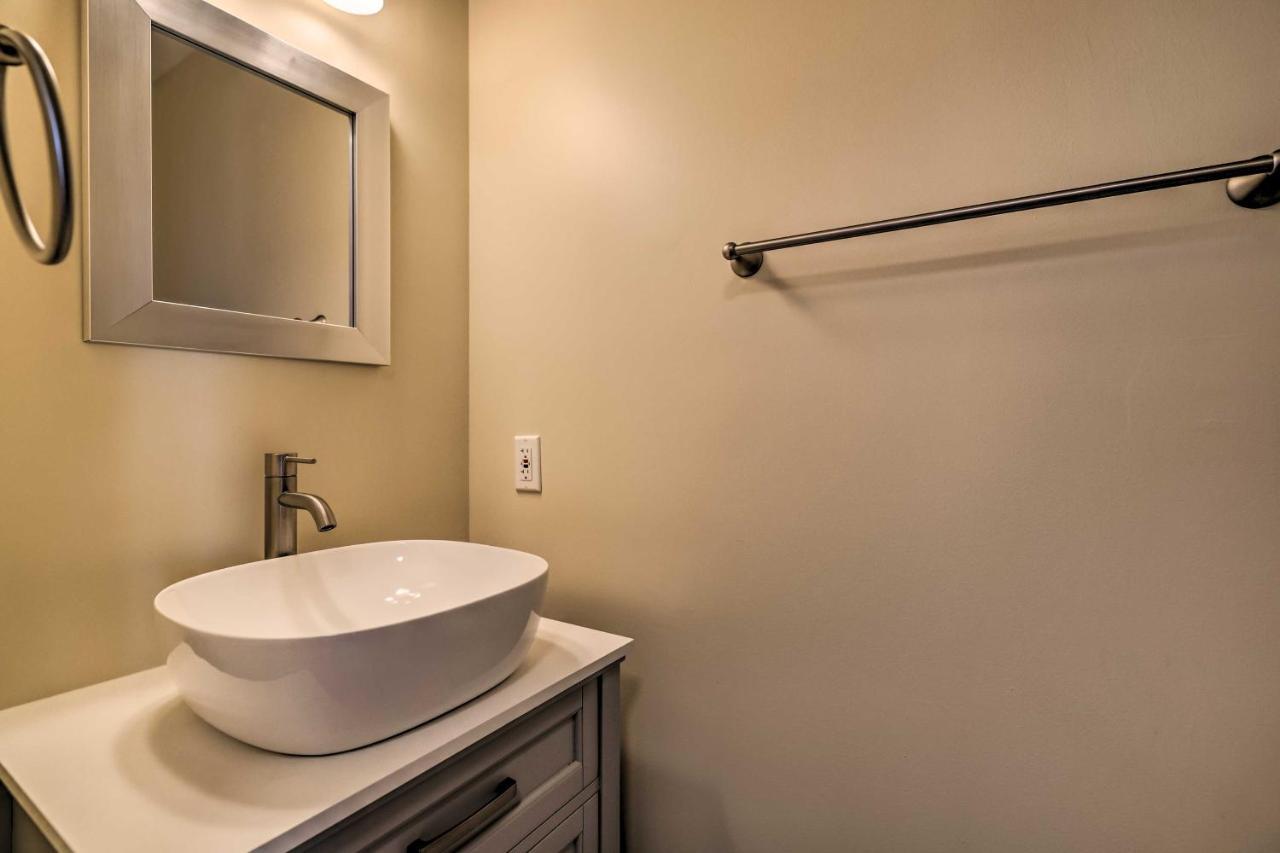 Pocono Vacation With Movie And Hot Tub! Holiday home East Stroudsburg