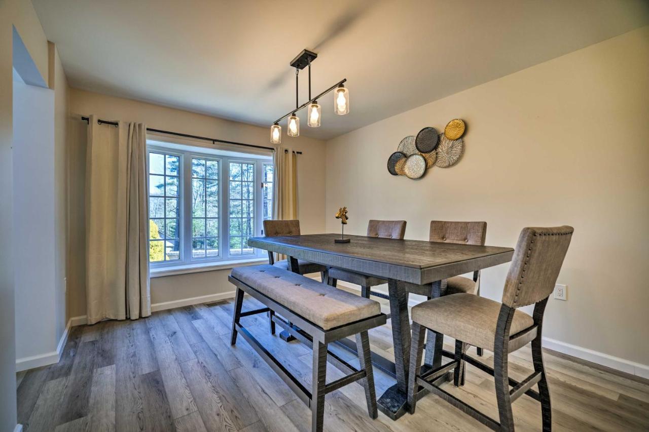 Pocono Vacation With Movie And Hot Tub! Holiday home *