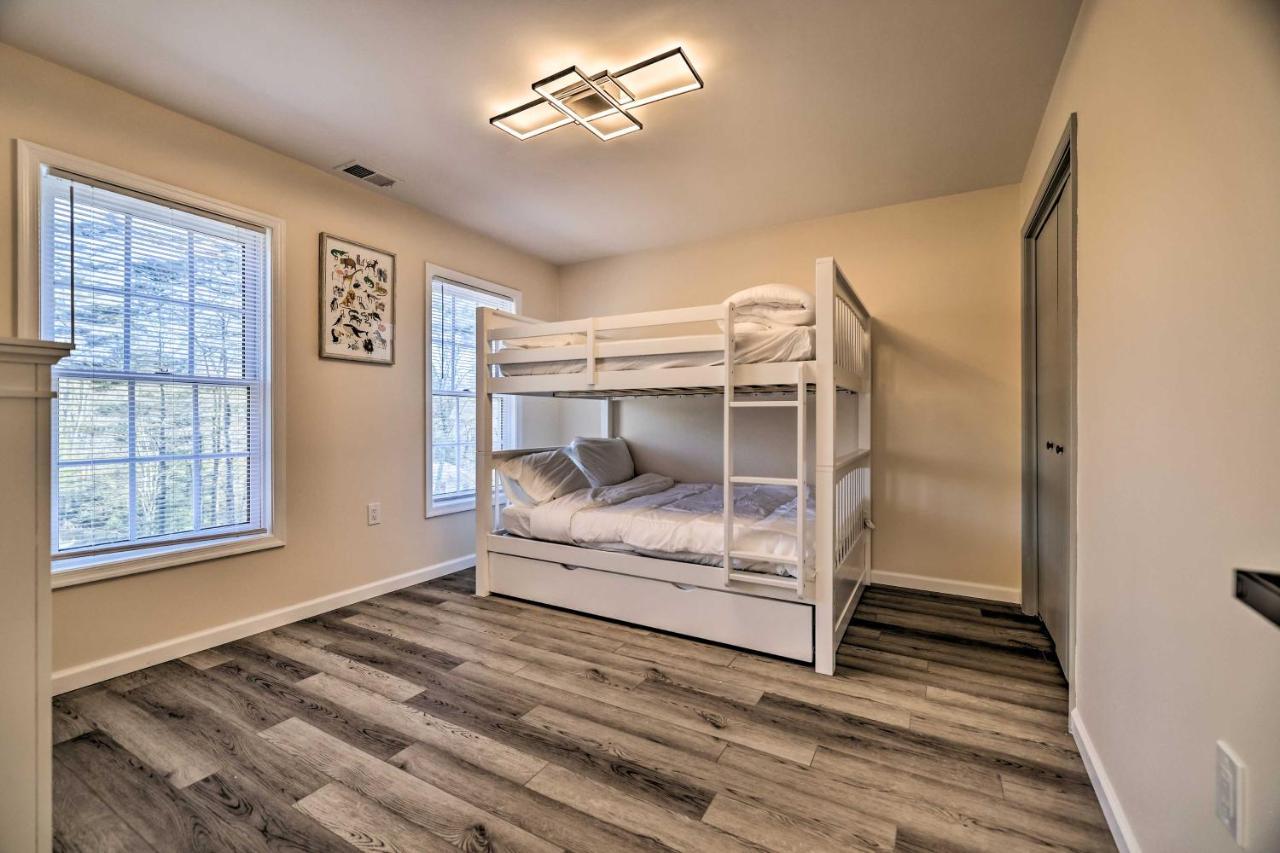 Holiday home Pocono Vacation With Movie And Hot Tub!